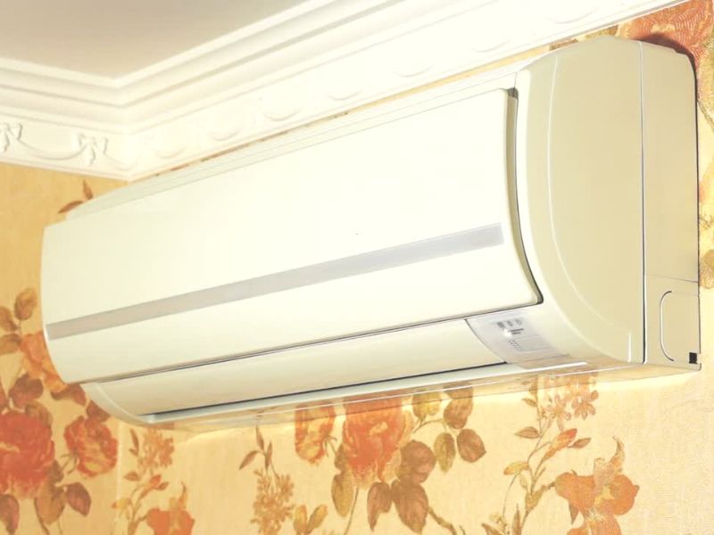 Inverter klima uređaj nakačen na zid